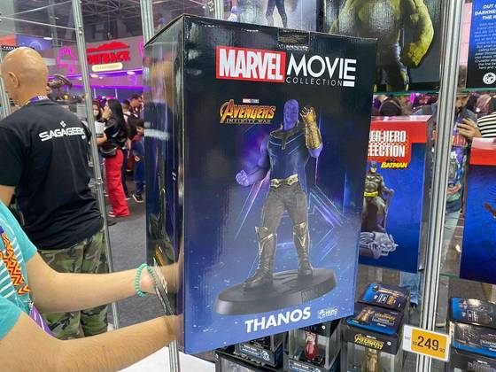 Se você não quiser apenas a Manopla tão deseja por Thanos, você pode levar o próprio vilão para casa. Esse action figure enorme do personagem custa R$ 799