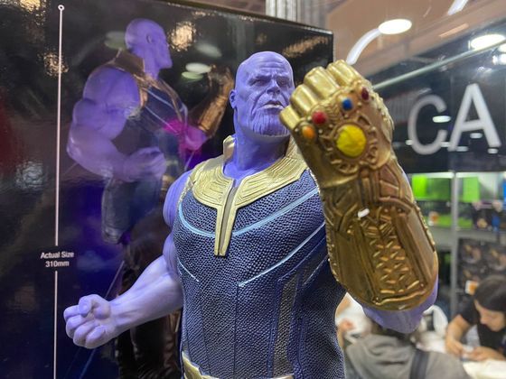 Veja um close da action figure do vilão do Universo Cinematográfico Marvel, com detalhe para todas as Joias do Infinito em sua Manopla