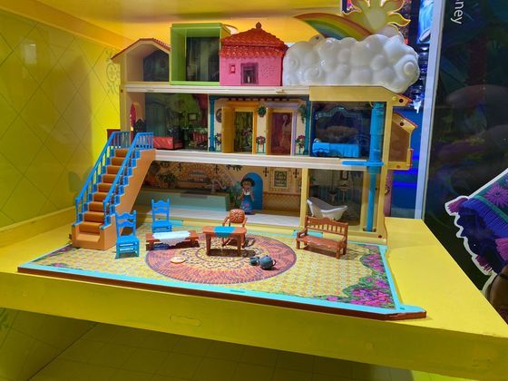 A casa de brinquedo faz diversos sons, tem luzes e ainda toca música. Ela vem acompanhada com acessórios e uma boneca da personagem Mirabel