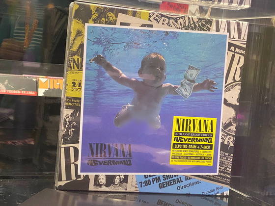 Aos fãs de rock que queiram ostentar, este box da banda Nirvada traz 8 LPs em comemoração ao aclamado disco Nevermind. O produto custa R$ 1.999,90