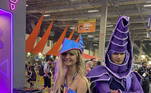 Muitos cosplayers homenagearam personagens de animações. Na foto acima você vê as versões da Feiticeira Negra e do Mago Negro, de Yu-Gi-Oh!