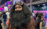 O astro Robbie Coltrane, que interpretou o querido personagem Hagrid na saga Harry Potter, morreu em outubro deste ano. Na CCXP, ele ganhou homenagem em forma de cosplay, com direito a vários acessórios do bruxo, incluindo o famoso bolo de aniversário de Harry 
