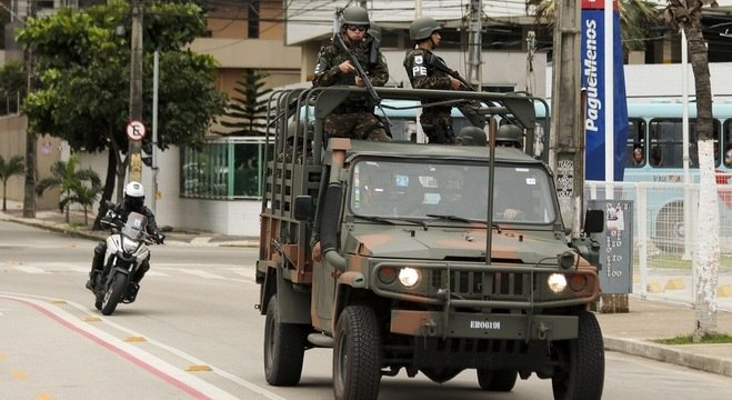 Em meio a motins, forças de segurança atuam em cidades do Ceará
