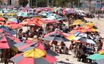 Guarda-sóis ocupam quase toda areia da Praia dos Crush neste sábado ensolarado da capital cearense