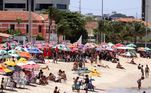 Mesmo em meio à pandemia do novo coronavírus, cidades do litoral brasileiro registram aglomerações com turistas indo para as praias