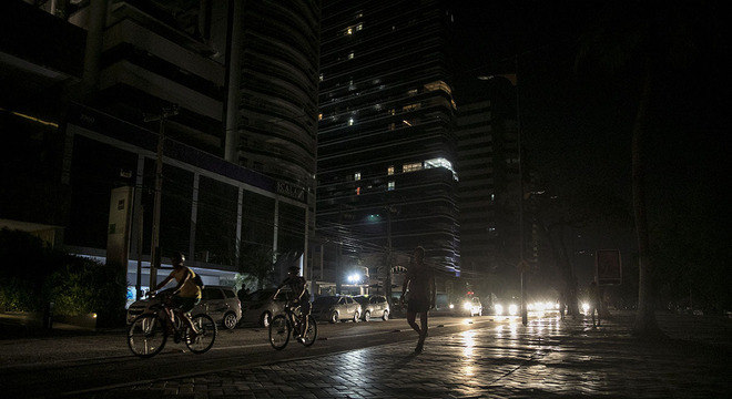 Moradores circulam em Fortaleza às escuras. Ceará e Bahia ficaram mais tempo sem energia