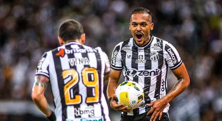 Vina e Bruno Pacheco comemoram gol pelo Ceará no Castelão