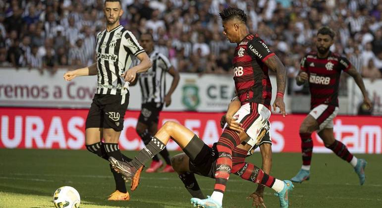 Bruno Henrique, do Flamengo, tenta passar pela marcação do Ceará
