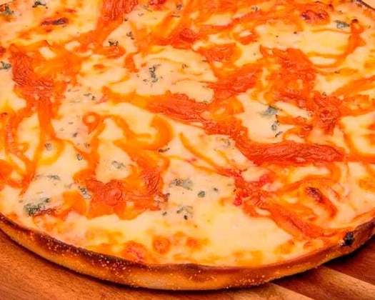 Cebola caramelizada - Além da cebola caramelizada, essa pizza contém molho de tomate com manjericão e queijo vegano. Sugerida por Chiquita Pizzas.