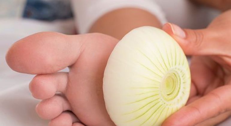 Cebola no pé - verdade ou mentira por trás da promessa de purificação