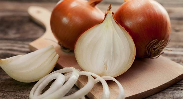 Cebola no pé - verdade ou mentira por trás da promessa de purificação