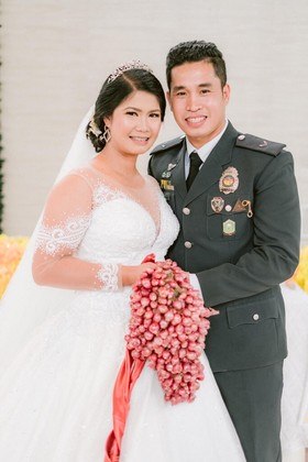 O produto humilde tornou-se um símbolo de riqueza nesse empobrecido país asiático. Uma noiva usou as cebolas caras em vez de flores em seu buquê de casamento.Recentemente, tripulantes de um voo da Philippine Airlines procedente do Oriente Médio foram detidos no aeroporto de Manila por tentar contrabandear cebolas