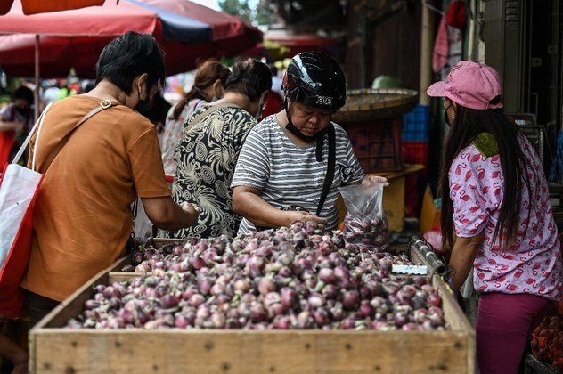 Os preços da cebola dispararam nos últimos meses nas Filipinas e chegaram a 800 pesos (cerca de R$ 75) o quilo nos supermercados de Manila, mais alto do que os de frango ou porco.Alguns restaurantes, inclusive, retiraram o produto dos pratos, e muitas famílias, afetados pela maior inflação em 14 anos, deixaram de consumi-lo
