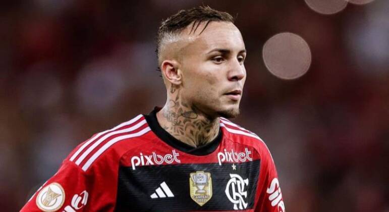 2. Cebolinha – Flamengo Em julho de 2022, o ex-Benfica Everton Cebolinha chegou ao Flamengo. Depois de relutar em voltar para o futebol nacional, o atacante decidiu ir para o Rubro-Negro, que pagou cerca de R$ 73 milhões para ter o atleta
