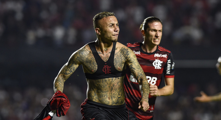 Everton Cebolinha tira a camisa e celebra, mostrando o corpo tatuado, o seu primeiro gol no Flamengo