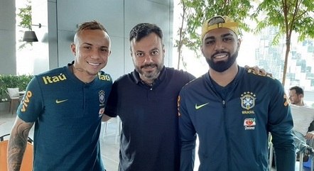 Eric Faria entre Everton Cebolinha e Gabigol