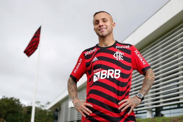 Cebolinha posa com o novo terceiro uniforme do Flamengo.