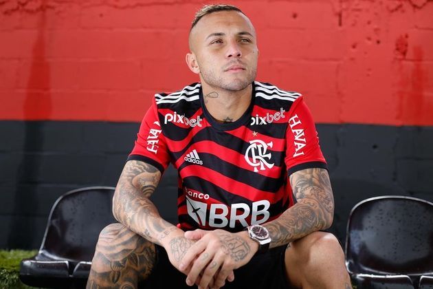 Cebolinha posa com o novo terceiro uniforme do Flamengo.