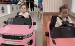 Militão publicou um vídeo nos stories em que Ceci aparece andando em um carro em miniatura. O modelo imita um Range Rover na cor rosa e está à venda no Brasil por R$ 3.800. O brinquedo é elétrico, tem efeitos sonoros, um painel com DVD, farol e pode ser conduzido pela própria criança sentada no carro ou por controle remoto. 'Cecilinha motorizada, sai da frente', brincou o jogador