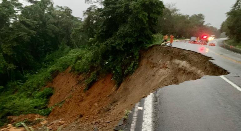 Com a queda de barreira, asfalto cedeu na Rio-Santos, na altura do km 33, e interdita a pista 