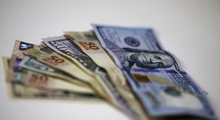 Cédulas de reais e dólares