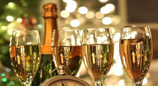 Ceia de ano novo com muito champagne