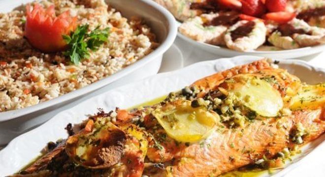 Ceia de ano novo com pratos deliciosos