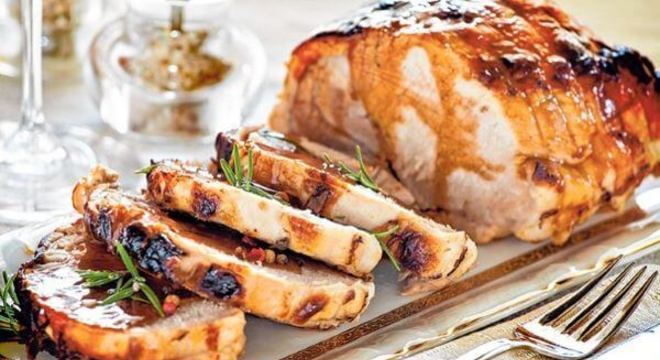 Ceia de ano novo com pratos deliciosos