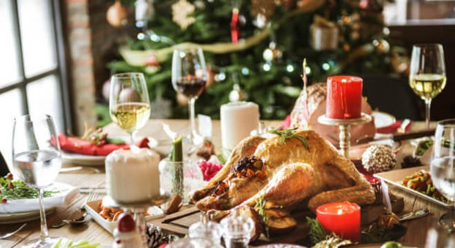 Ceia de ano novo com vinho e champanhe