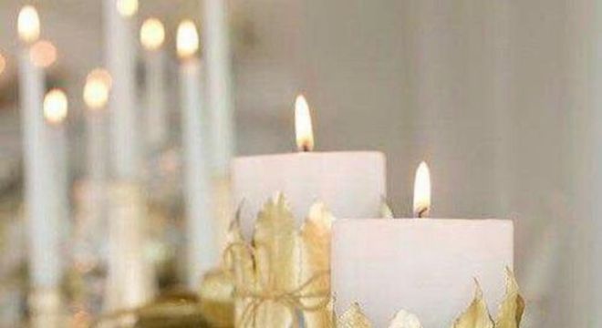 Ceia de ano novo dourada com velas