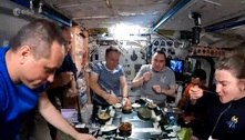 Astronautas compartilham vídeo da ceia de Ano-Novo no espaço