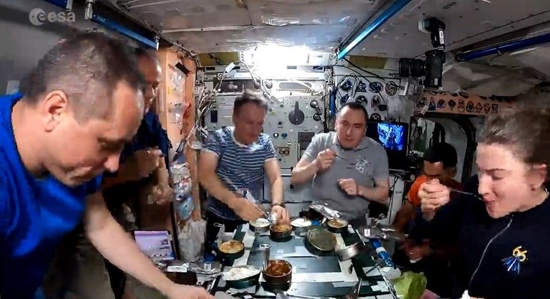 Latas começaram a flutuar durante a festa de Ano-Novo na Estação Espacial Internacional