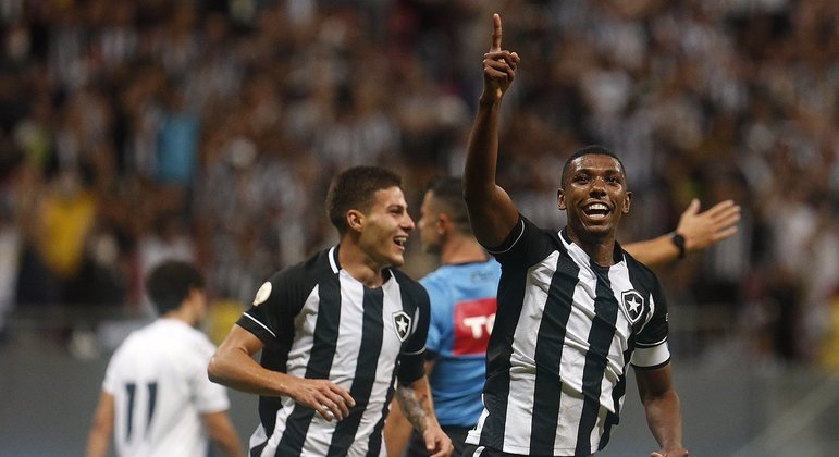 Zagueiro Kanu comemora seu gol, que abriu o placar para o Botafogo