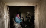 O celeiro, localizado em Sydorove, leste da Ucrânia, foi transformado em um abrigo para proteger os idosos da guerra. Mesmo que pequeno, esse passou a ser o lar do casal