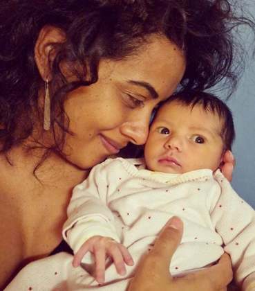 Celeste - A filhinha da jornalista Aline Midlej com o diretor de TV Rodrigo Cebrian nasceu em 24 de junho.