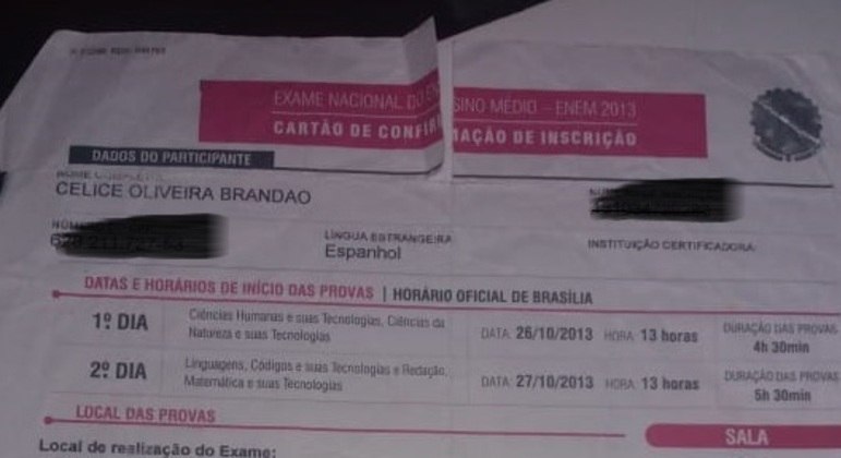 Celice guarda orgulhosa o cartão de confirmação no Exame Nacional do Ensino Médio, em 2013