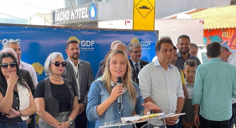 Celina Leão inaugura a duplicação da avenida no Riacho Fundo II.