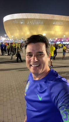 O apresentador Celso Portiolli, que também está no Catar, escolheu a camisa azul da seleção, com estampa detalhada em animal print verde