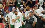 O Boston Celtics venceu o jogo 7 contra o Miami Heat por 100 a 96 e se consagrou campeão da Conferência Leste da NBA. Franquia com maior número de títulos da NBA (17) empatada com os Lakers, busca agora se isolar novamente no ranking de conquistas. Basta vencer o Golden State Warriors na grande final da NBA, que terá início nesta quinta-feira (2)