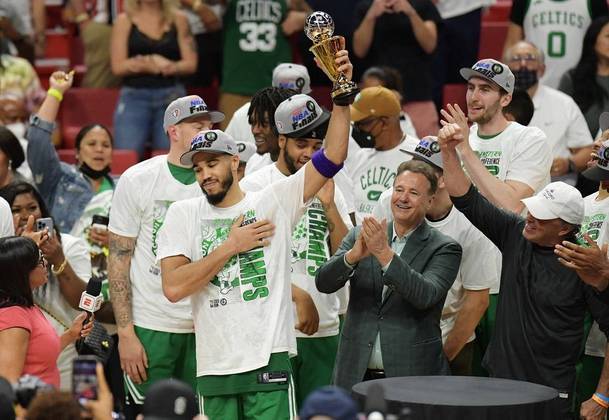 O Boston Celtics venceu o jogo 7 contra o Miami Heat por 100 a 96 e se consagrou campeão da Conferência Leste da NBA. Franquia com maior número de títulos da NBA (17) empatada com os Lakers, busca agora se isolar novamente no ranking de conquistas. Basta vencer o Golden State Warriors na grande final da NBA, que terá início nesta quinta-feira (2)