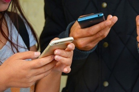 Maioria dos jovens paga contas com dispositivo mÃ³vel