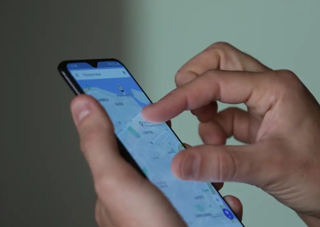 O aplicativo do site Celular Seguro, lançado na última terça-feira (19) pelo governo, permite o bloqueio do aparelho, da linha telefônica e dos aplicativos bancários em poucos cliques, mas não substitui o registro de boletim de ocorrência em caso de roubo ou furto