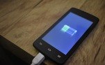 11. Evite usar o celular enquanto ele recarrega, pois isso faz a bateria demorar mais para completar o processo e, consequentemente, aumenta o consumo de energia. Além disso, não deixe o celular recarregando durante a noite, enquanto dorme, e, sempre que o aparelho atingir o carregamento total, retire-o da tomada 
