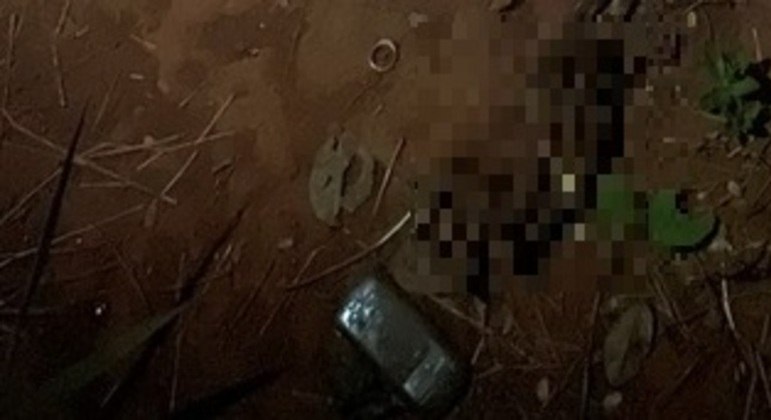 Ao lado do corpo havia objetos que parecem ser um celular e um anel