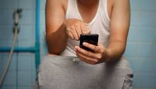 Combinação banheiro e celular não é boa e pode prejudicar a saúde