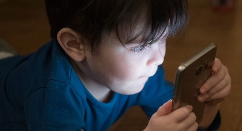 Estudos relacionam uso do celular durante a infância com condutas suicidas