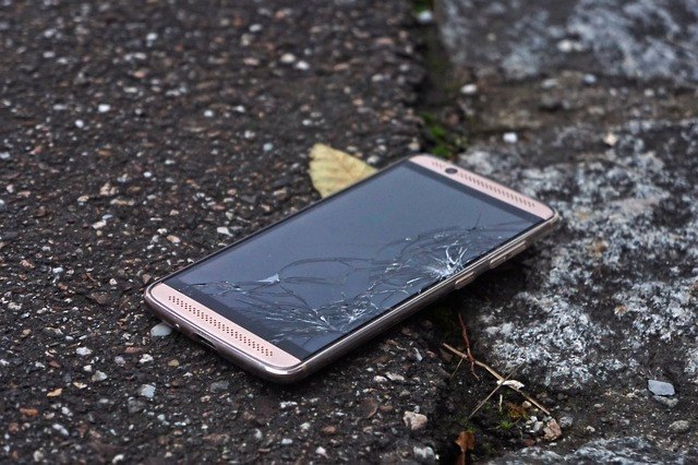 Os 7 pensamentos que todo mundo já teve ao deixar o celular cair - Fotos -  R7 Tecnologia e Ciência