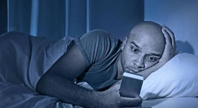 Usar o celular nos 30 minutos antes de dormir pode ser prenúncio de uma noite mal dormida, diz pesquisa 