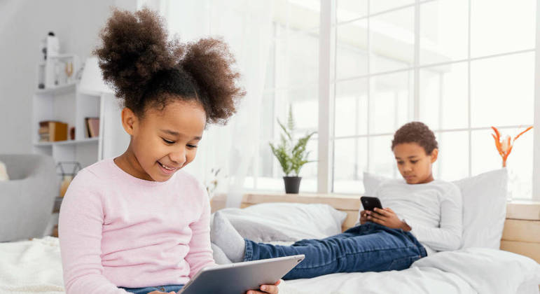 Sociedade Brasileira de Pediatra pede cuidado com o tempo que crianças usam as telas