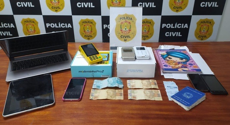 Celulares, máquinas de cartão, dinheiro e outros itens apreendidos durante a operação da PCDF